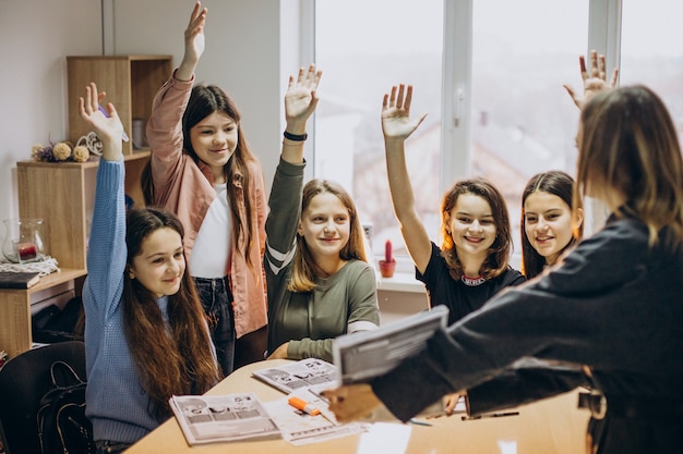 Gruppo di ragazzi che studiano a scuola