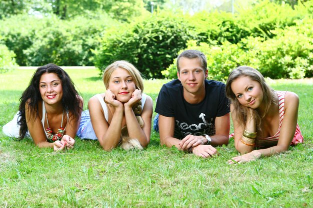 Gruppo di ragazzi e ragazze adolescenti