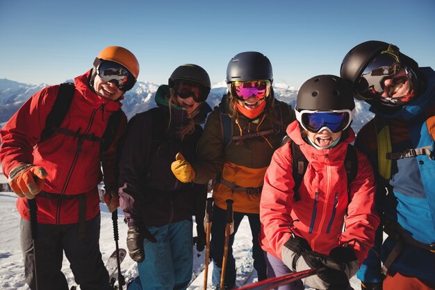 Gruppo di sciatori divertendosi nella stazione sciistica