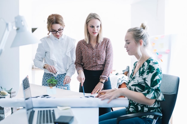 Gruppo di soci in affari che progettano il lavoro creativo alla riunione