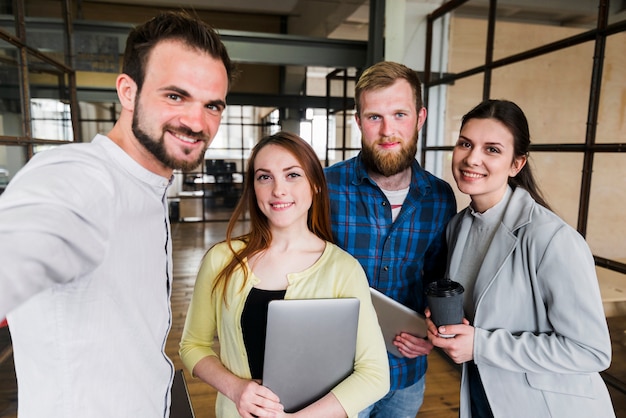 Gruppo di sorridenti giovani persone felici