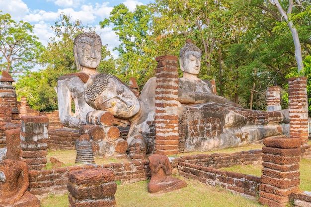 Gruppo di statue di Buddha al tempio di Wat Phra Kaeo nel parco storico di Kamphaeng Phet, patrimonio mondiale dell'UNESCO