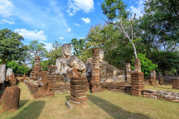 Gruppo di statue di Buddha al tempio di Wat Phra Kaeo nel parco storico di Kamphaeng Phet, patrimonio mondiale dell'UNESCO