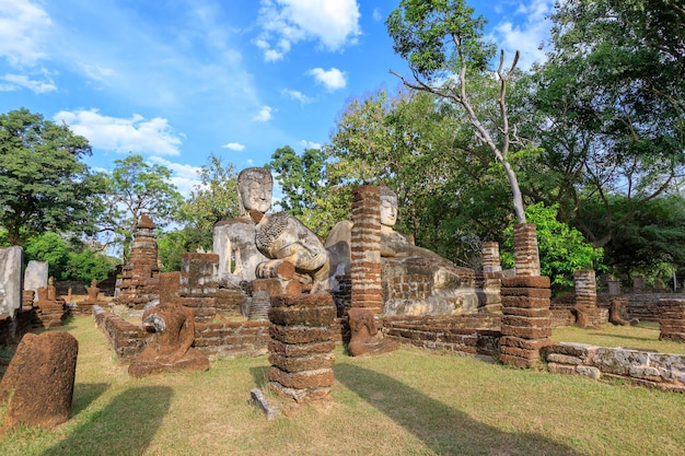Gruppo di statue di Buddha al tempio di Wat Phra Kaeo nel parco storico di Kamphaeng Phet, patrimonio mondiale dell'UNESCO