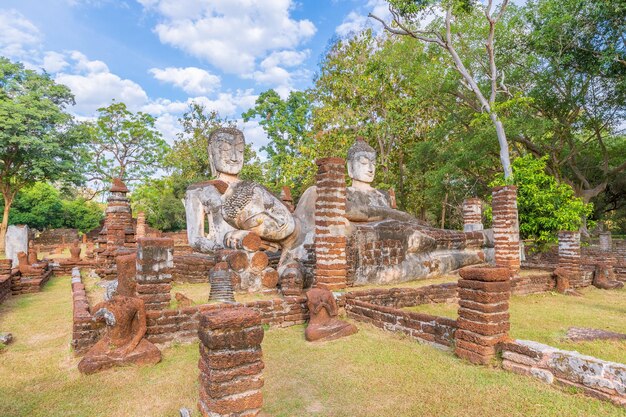 Gruppo di statue di Buddha al tempio di Wat Phra Kaeo nel parco storico di Kamphaeng Phet, patrimonio mondiale dell'UNESCO