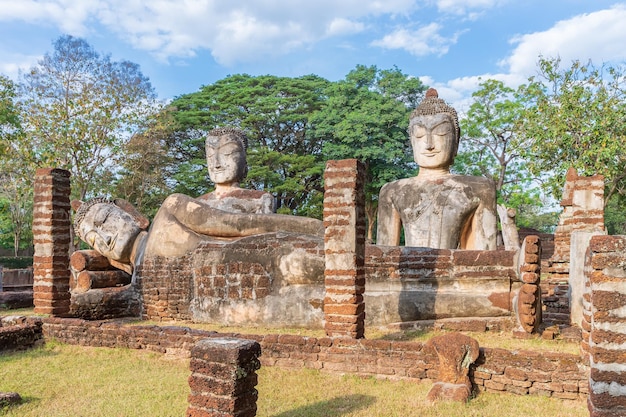 Gruppo di statue di Buddha al tempio di Wat Phra Kaeo nel parco storico di Kamphaeng Phet, patrimonio mondiale dell'UNESCO