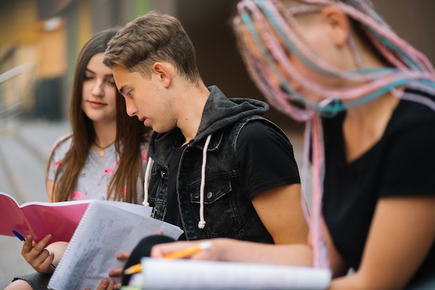 Gruppo di studenti al di fuori