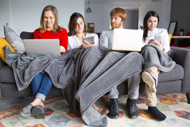 Gruppo di studenti che lavorano sul loro incarico a casa