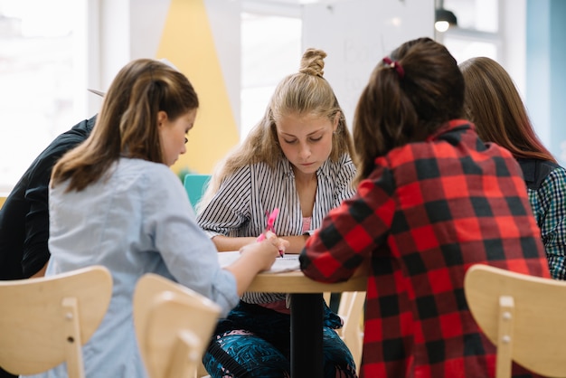 Gruppo di studenti che presentano al tavolo