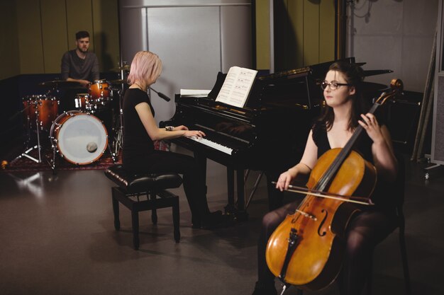 Gruppo di studenti che suonano il contrabbasso, batteria e pianoforte