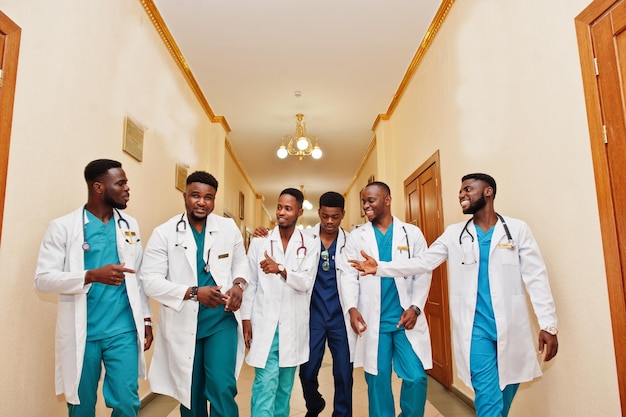 Gruppo di studenti di medicina africani maschi al college