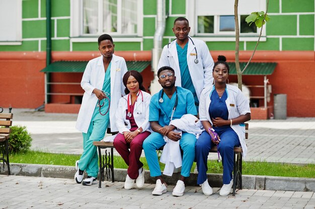 Gruppo di studenti di medicina africani poste all'aperto