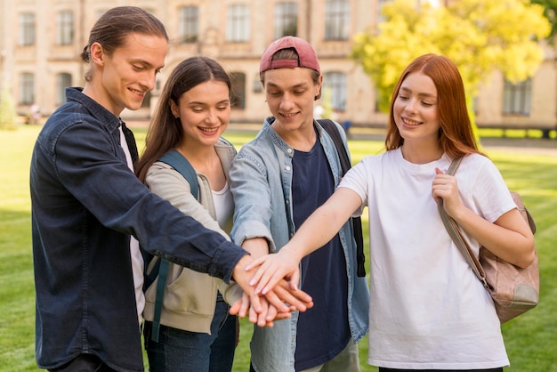 Gruppo di studenti felici di tornare all'università