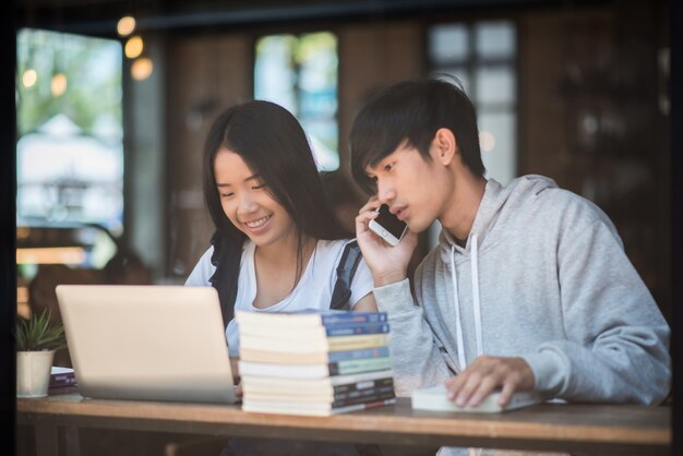 Gruppo di studenti felici gli amici parlando di conoscenza nella caffetteria