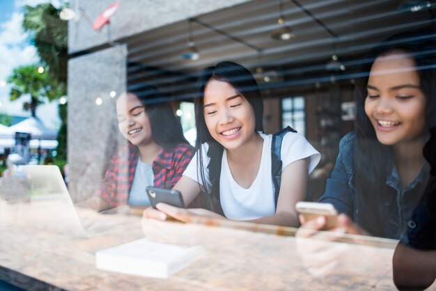 Gruppo di studenti felici gli amici parlando di conoscenza nella caffetteria