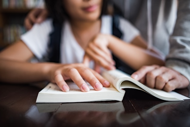 Gruppo di studenti felici gli amici parlando di conoscenza nella caffetteria