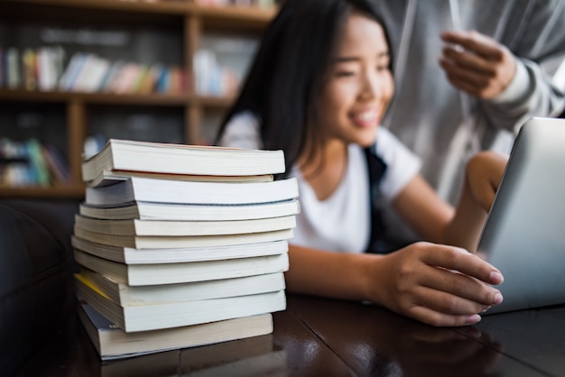 Gruppo di studenti felici gli amici parlando di conoscenza nella caffetteria