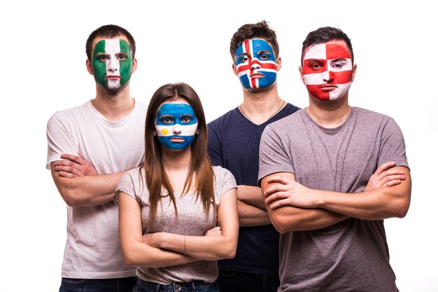 Gruppo di tifosi delle squadre nazionali di Argentina, Croazia, Islanda, Nigeria con la faccia dipinta isolato su sfondo bianco