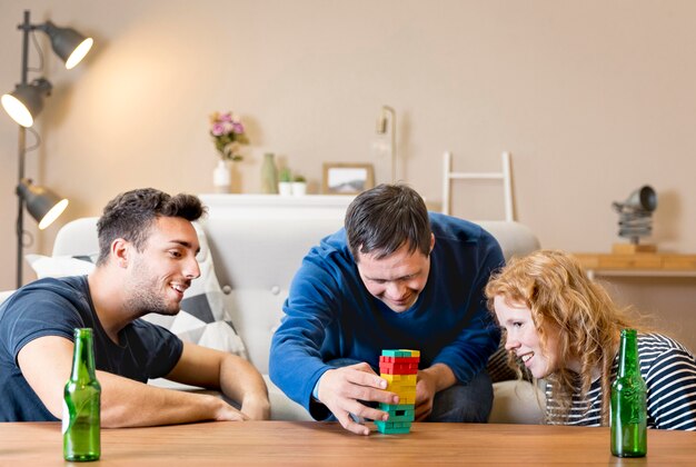 Gruppo di tre amici che giocano a casa