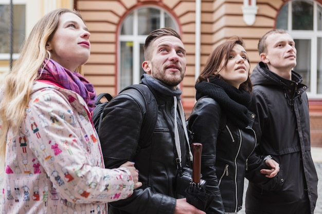 Gruppo di turisti che camminano in strada cittadina