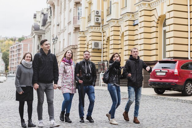 Gruppo di turisti che camminano sulla strada