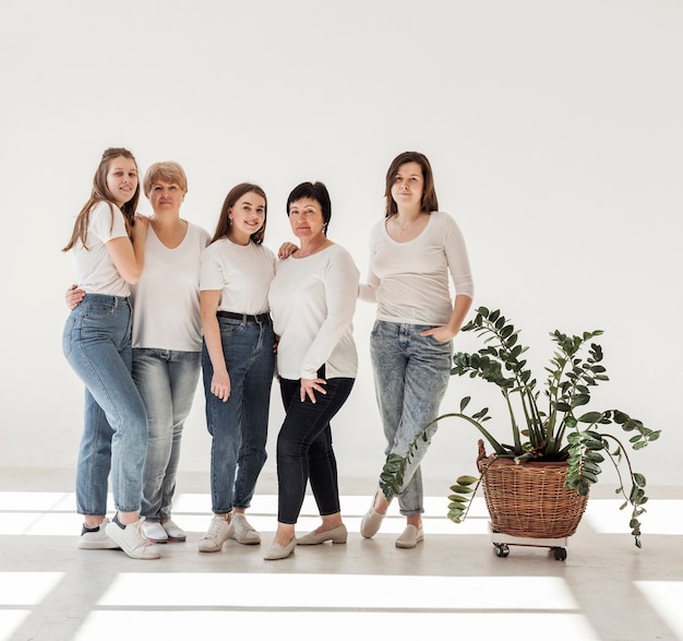 Gruppo di unità di donne in piedi e pianta