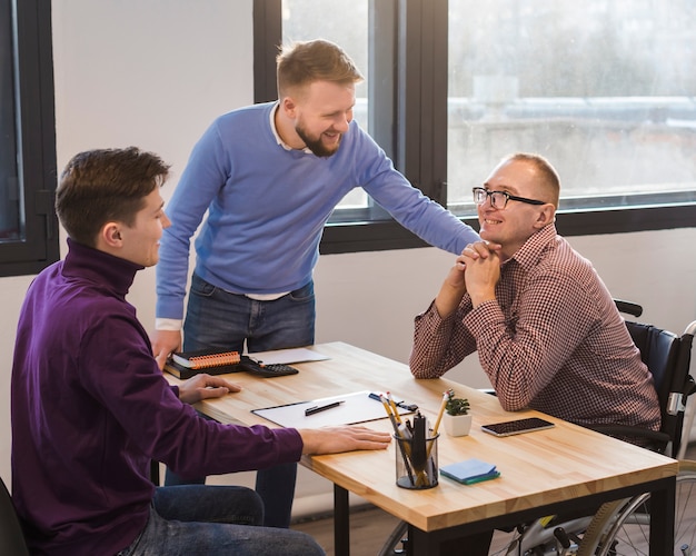 Gruppo di uomini adulti che lavorano in ufficio