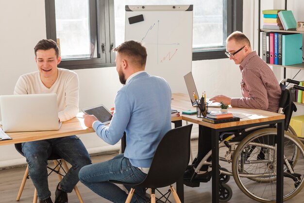 Gruppo di uomini che lavorano insieme su un progetto