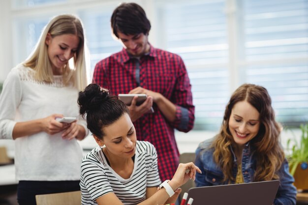 Gruppo di uomini d&#39;affari con tavoletta digitale, computer portatile e mo