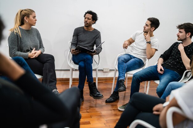 Gruppo di uomini d'affari creativi multietnici che lavorano su un progetto e hanno una riunione di brainstorming. Lavoro di squadra e concetto di brainstorming.