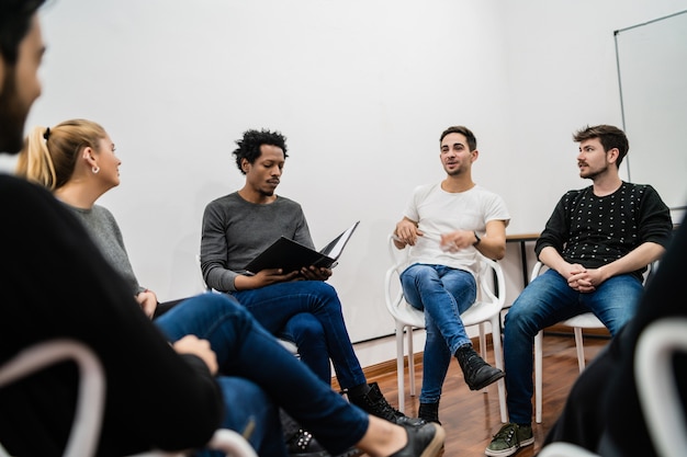 Gruppo di uomini d'affari creativi multietnici che lavorano su un progetto e hanno una riunione di brainstorming. Lavoro di squadra e concetto di brainstorming.