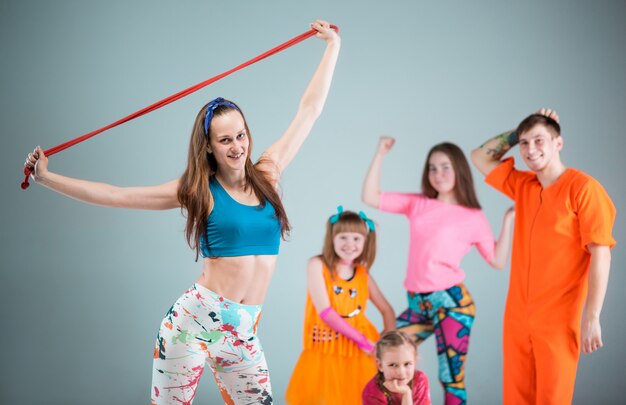 Gruppo di uomo, donna e ragazzi che ballano coreografia hip-hop