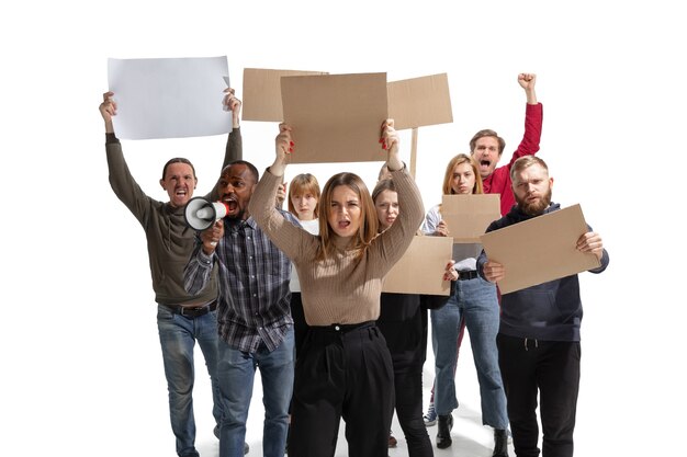 Gruppo multiculturale emotivo di persone che urlano mentre si tengono cartelli in bianco su bianco