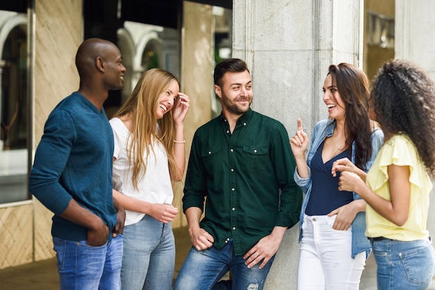 Gruppo multietnico di amici divertirsi insieme in backg urbano