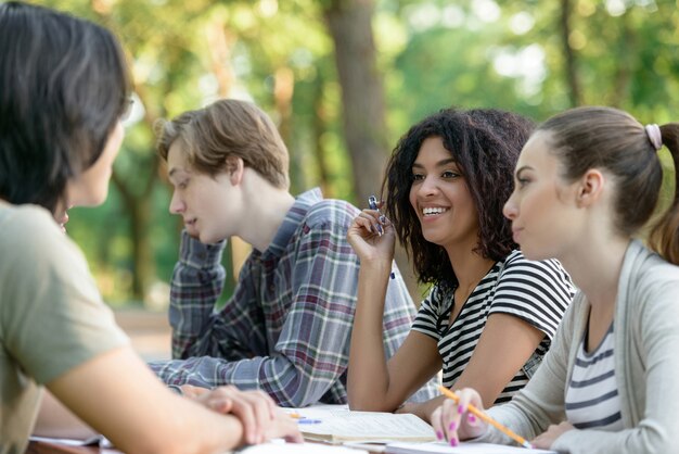 Gruppo multietnico di giovani studenti felici