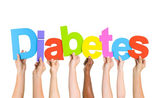 Gruppo multietnico di persone diverse che tengono lettere che formano il diabete