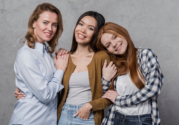 Gruppo positivo di donne che sorridono insieme