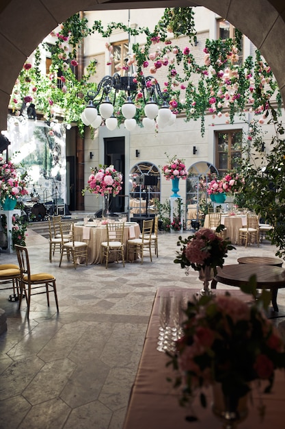 Guarda da lontano a cortile decorato con fiori per la cena di nozze