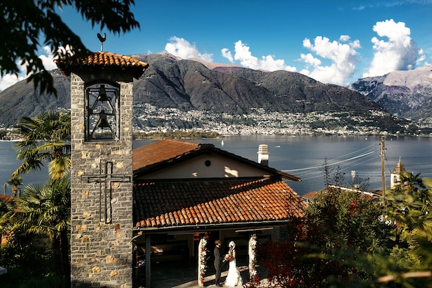 Guarda dall&#39;alto gli sposi in piedi davanti a un altare sul