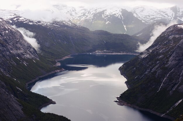 Guarda dall&#39;alto l&#39;acqua nel fiordo