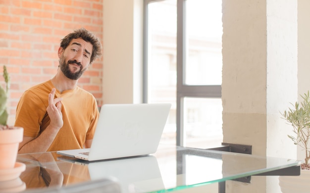 guardando arrogante di successo positivo e orgoglioso che punta a se stesso