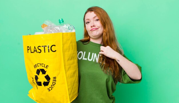 Guardando arrogante di successo positivo e orgoglioso