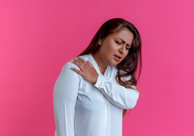 Guardando giù donna di mezza età caucasica casuale malata che mette la mano sulla spalla