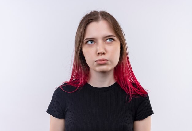 Guardando il lato giovane bella ragazza che indossa la maglietta nera su sfondo bianco isolato