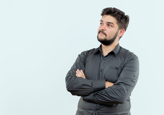 Guardando il lato soddisfatto giovane imprenditore incrociando le mani