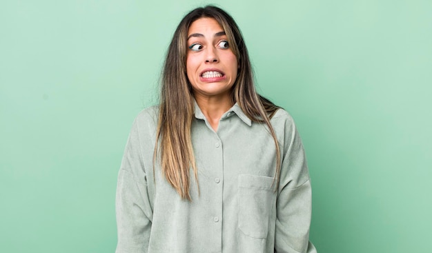 Guardando preoccupato, stressato, ansioso e spaventato, in preda al panico e stringendo i denti