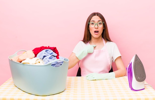 guardando scioccato e sorpreso con la bocca spalancata che punta a sé