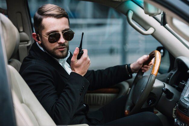 Guardia di sicurezza ad alto angolo in auto