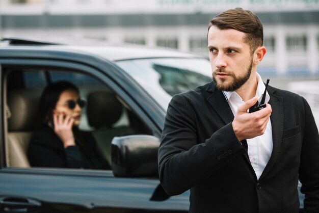 Guardia di sicurezza che protegge il cliente