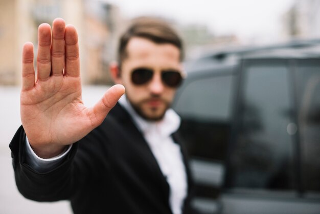 Guardia di sicurezza del primo piano che ferma i fotografi